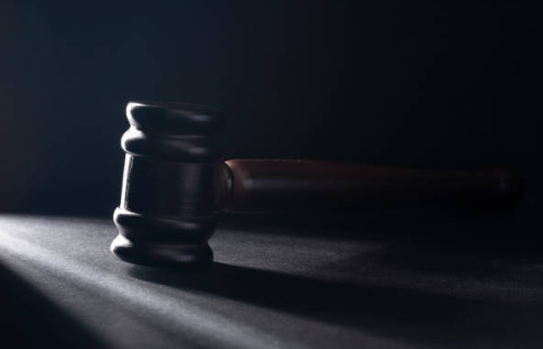 Le Procès De Cette Arnaque Banque dimages et photos libres de droit iStock Google Chrome 25 11 2024 17 11 59