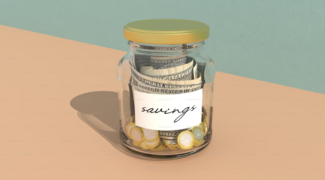 Un pot rempli dargent posé sur une table photo Image de Jarre sur Unsplash Google Chrome 02 10 2024 16 13 32